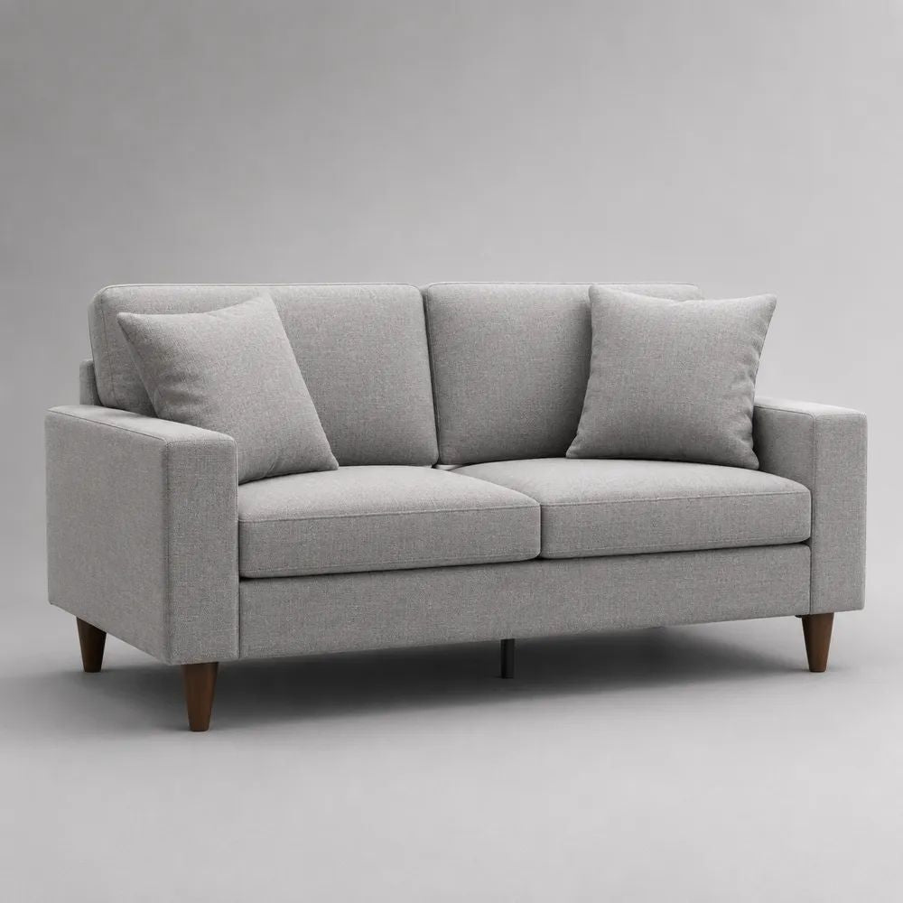 Divano rettangolare a 2 posti in poliestere grigio chiaro con 2 cuscini decorativi e gambe in faggio, 160 × 86 × 84 cm